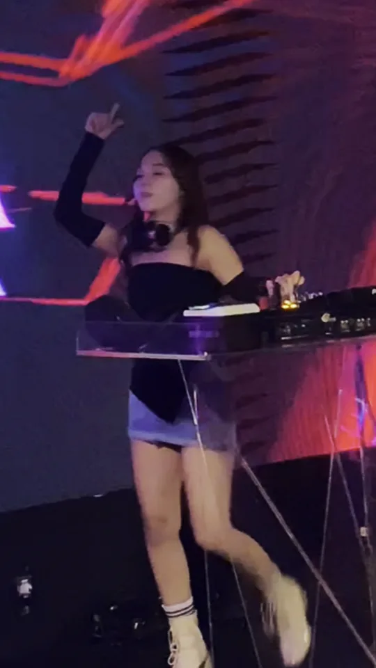 DJ Maya Lorensina – hands up at the decks